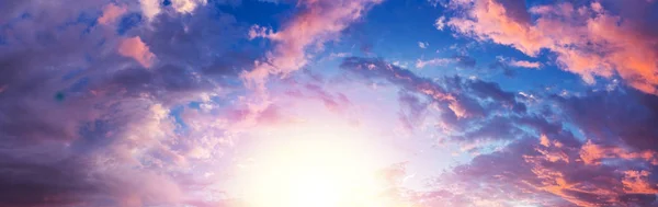 Panorama Van Bewolkte Hemel Mooie Avond Bij Zonsondergang Achtergrond Van — Stockfoto