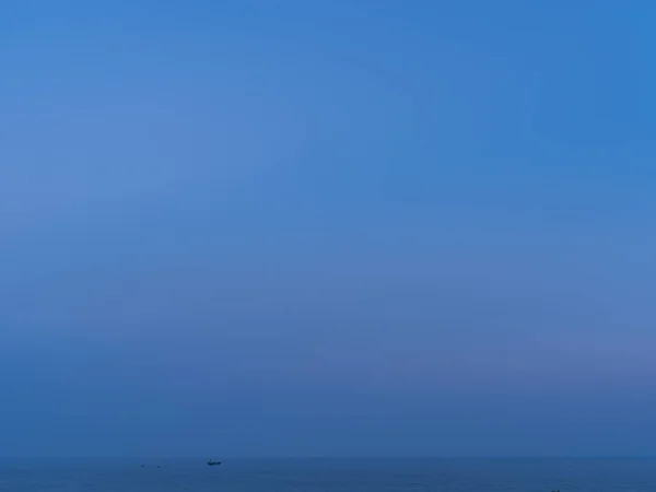 잔잔한 바다와 하늘에 무거운 — 스톡 사진