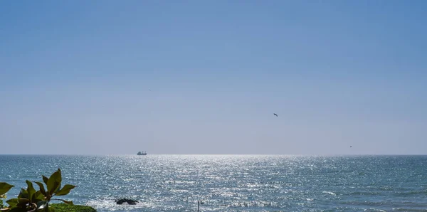 Αστραφτερή Θάλασσα Της Ηρεμίας Και Ασυννέφιαστο Ουρανό — Φωτογραφία Αρχείου