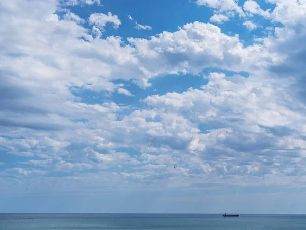 穏やかな海と曇り空 自然の背景 — ストック写真