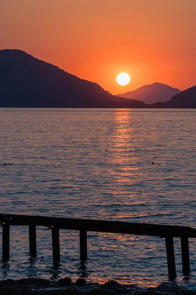 Ηλιοβασίλεμα Στην Ακτή Της Θάλασσας Ήλιος Είναι Ρύθμιση Πίσω Από — Φωτογραφία Αρχείου