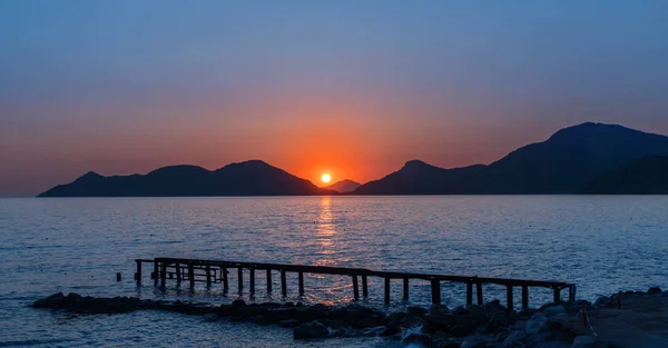 Ηλιοβασίλεμα Στην Ακτή Της Θάλασσας Ήλιος Είναι Ρύθμιση Πίσω Από — Φωτογραφία Αρχείου