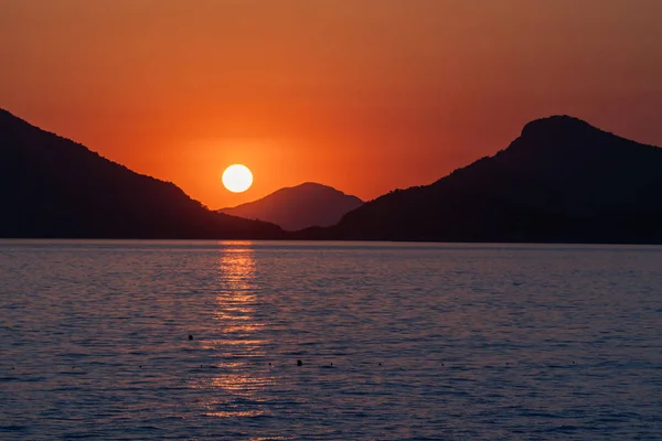 Deniz Sahilinde Güzel Gün Batımı Güneş Taşı Ayarlama Güneş Işığı — Stok fotoğraf