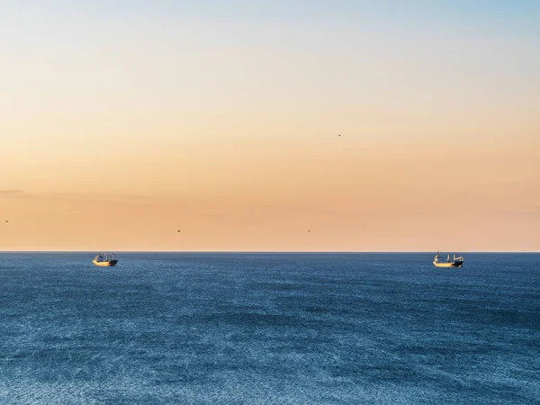 穏やかな海と雲一つないオレンジ色の夕空 — ストック写真