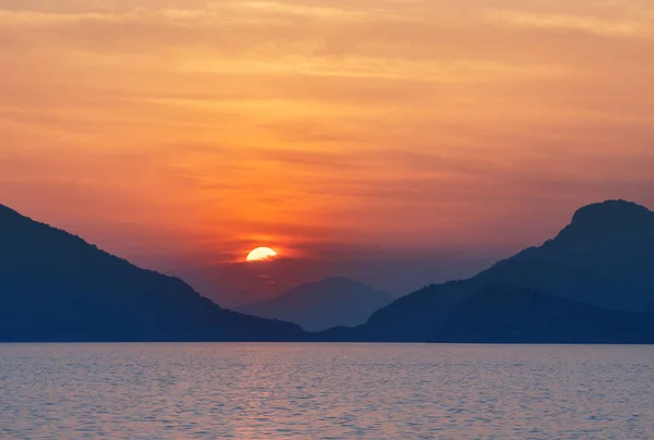 Prachtige Zonsondergang Zeekust Zon Instellen Achter Steen Het Verlaten Van — Stockfoto