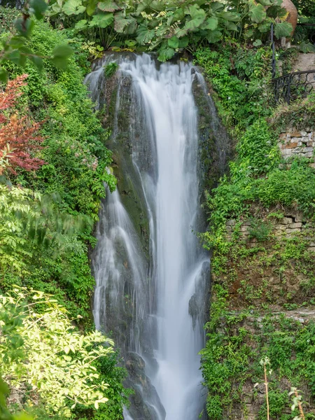 丘にある滝 自然の背景 — ストック写真