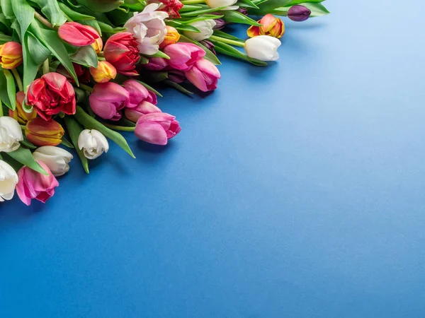 Bunter Strauß Tulpen Auf Blauem Hintergrund Ansicht Von Oben — Stockfoto