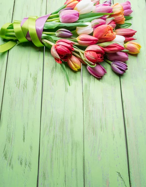 Bouquet Colorato Tulipani Sfondo Verde Legno Vista Dall Alto — Foto Stock