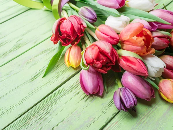 Kleurrijk Boeket Tulpen Groene Houten Achtergrond Bovenaanzicht — Stockfoto