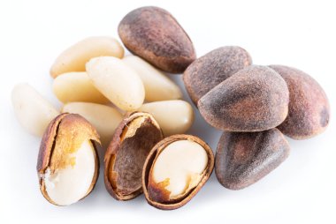 Çam fıstığı beyaz arka plan üzerinde. Organik gıda.