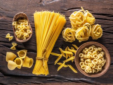 Ahşap masa türlerinde farklı makarna. Üstten Görünüm.