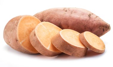 Tatlı patates. Beyaz bir arka plan üzerinde izole.