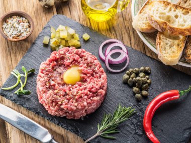 Steak tartare çiğ Bıldırcın yumurta sarısı, kapari ve ekmek ile servis. Üstten görünüm.