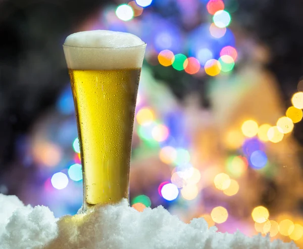 Copo Cerveja Com Luzes Mágicas Natal Fundo — Fotografia de Stock