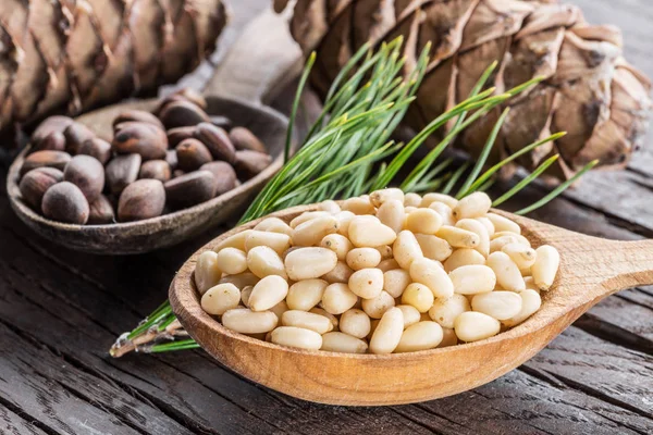 Pijnboompitten Lepel Pijnboomnoot Kegel Houten Tafel Biologisch Voedsel — Stockfoto