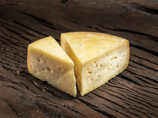 Stücke Hausgemachten Käses Auf Dem Hölzernen Hintergrund — Stockfoto