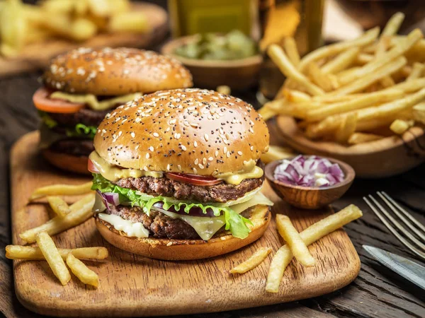 Hamburger Und Pommes Auf Dem Holztablett — Stockfoto