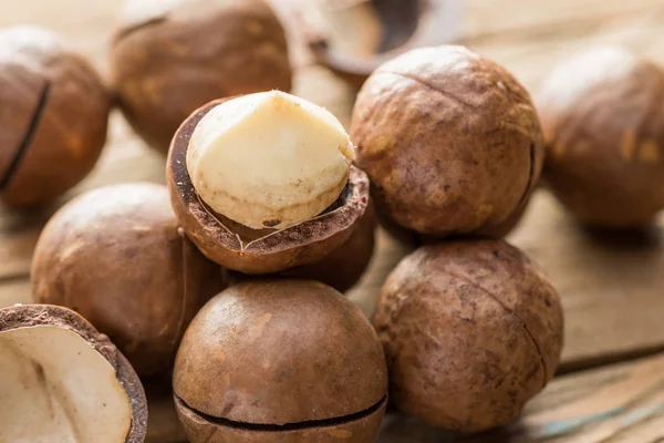 Noci Macadamia Noci Cespuglio Sul Tavolo Legno — Foto Stock