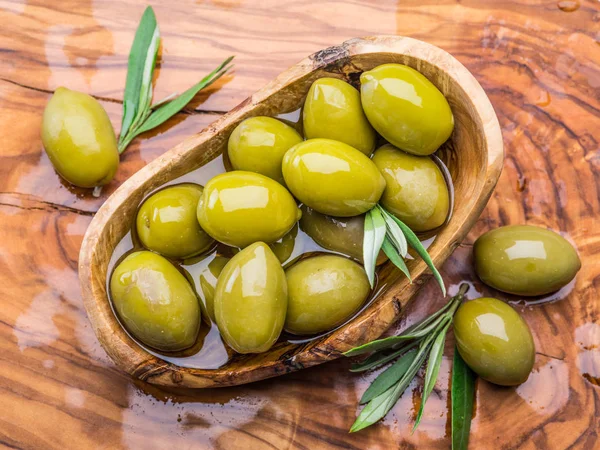 Ganze Tischoliven Der Holzschale Auf Dem Tisch Ansicht Von Oben — Stockfoto