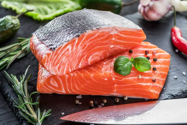 Verse Zalmfilets Zwarte Snijplank Met Kruiden Specerijen — Stockfoto