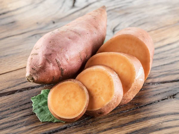 Zoete Aardappelen Oude Houten Tafel — Stockfoto