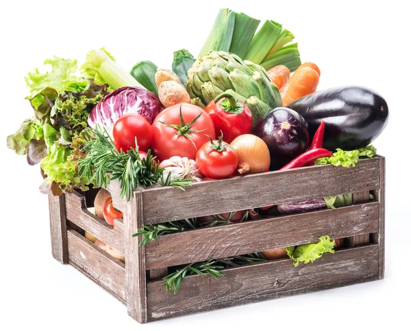 木箱で新鮮なマルチカラーの野菜 白背景 — ストック写真