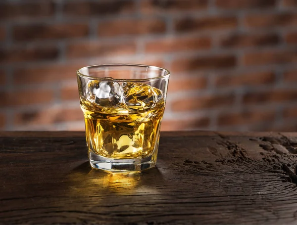 Bicchiere Whisky Bicchiere Whisky Con Cubetti Ghiaccio Sullo Sfondo Legno — Foto Stock