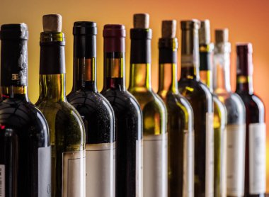 Şarap şişeleri hattı. Yakın çekim.