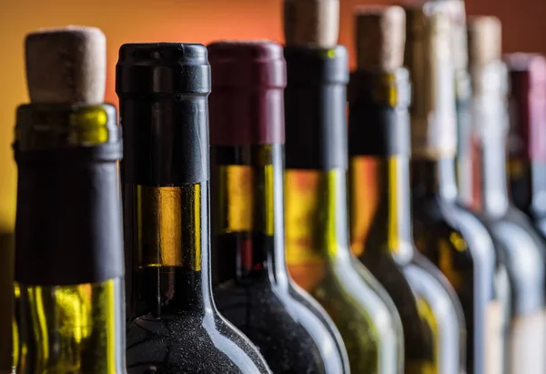Şarap Şişeleri Hattı Yakın Çekim — Stok fotoğraf