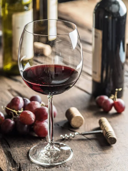 Склянка Червоного Вина Столі Винна Пляшка Виноград Фоні — стокове фото