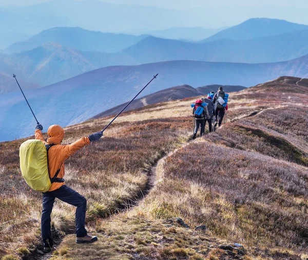 꼭대기에서 여행을 즐기는 등산객 — 스톡 사진