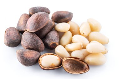 Çam fıstığı beyaz arka plan üzerinde. Organik gıda.