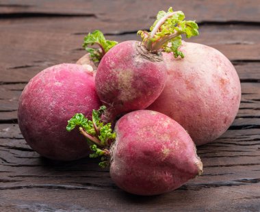 Turp taproots ahşap arka plan üzerinde.