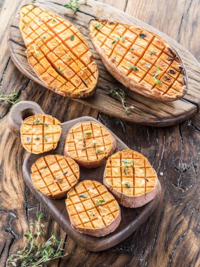 Eski ahşap masa üzerinde pişmiş soliman.rwash.