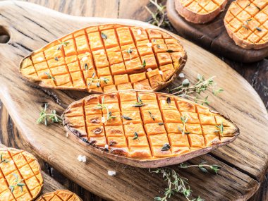 Eski ahşap masa üzerinde pişmiş soliman.rwash.