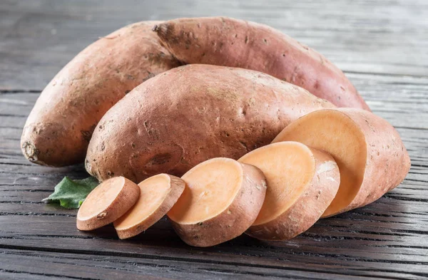 Batatas Doces Velha Mesa Madeira — Fotografia de Stock