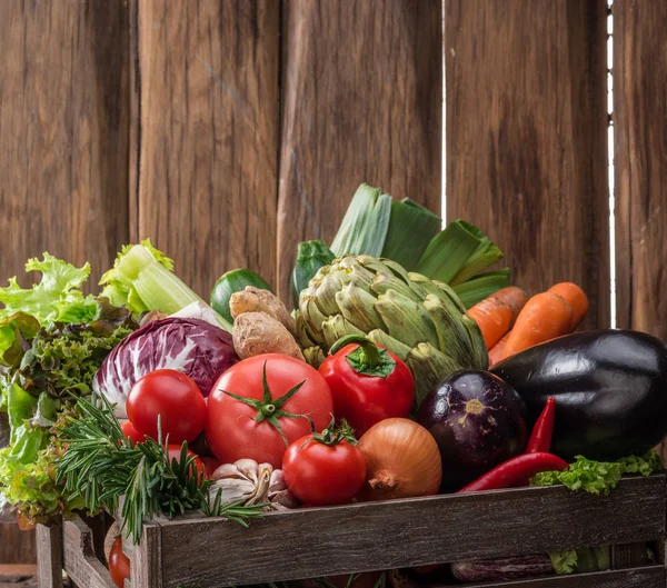 新鲜的多色蔬菜木箱 木质背景 — 图库照片