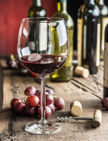 Glas Rode Wijn Tafel Fles Wijn Druiven Achtergrond — Stockfoto