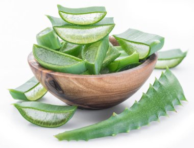 Beyaz arka plan üzerinde ahşap kase taze aloe vera dilimleri.