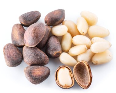 Çam fıstığı beyaz arka plan üzerinde. Organik gıda.