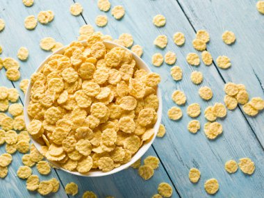 Beyaz kase mısır gevreği. Sabah kahvaltı.