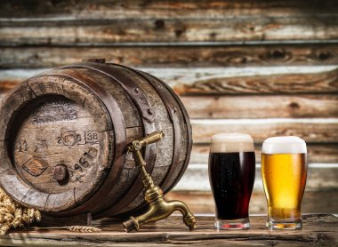 Ahşap masa üzerinde varil bira ve bira gözlük. Craft brewery.
