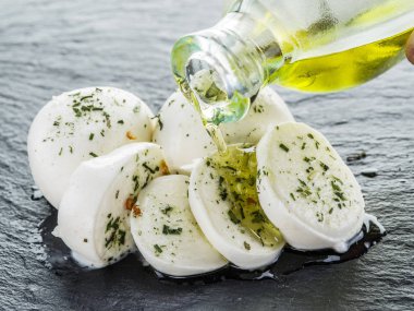 Mozzarella. Koyu gri arka plan.
