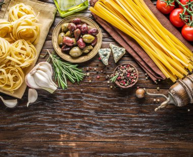 Makarna malzemeler. Domates, spagetti makarna, biberiye ve baharat ahşap tablo.
