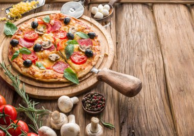 Mantarlı pizza, salam ve domates. Üst görünüm.