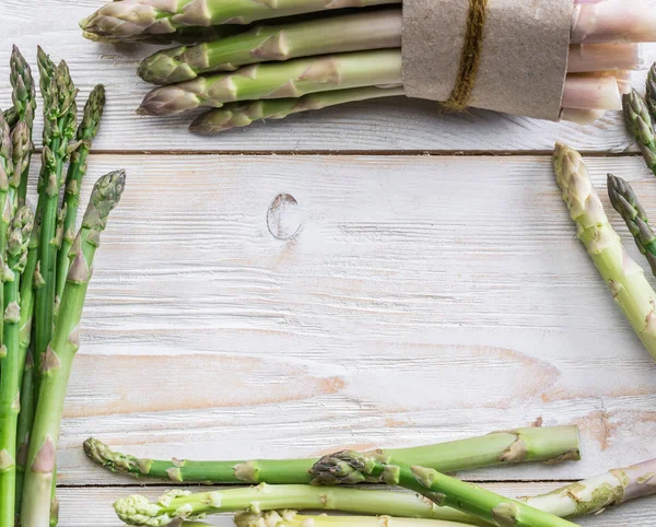 Yeşil ve beyaz kuşkonmaz lahanası ahşap tablo türleri. Üstten Görünüm.