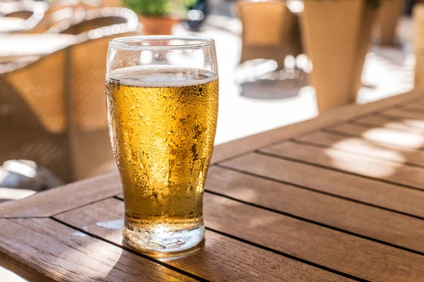 Verre Bière Légère Sur Table Bois — Photo