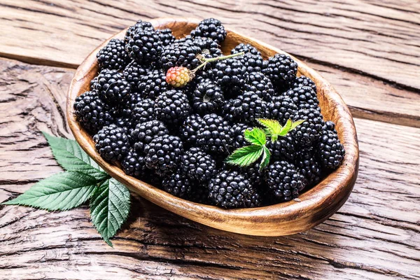 Böğürtlen masada ahşap kase. 