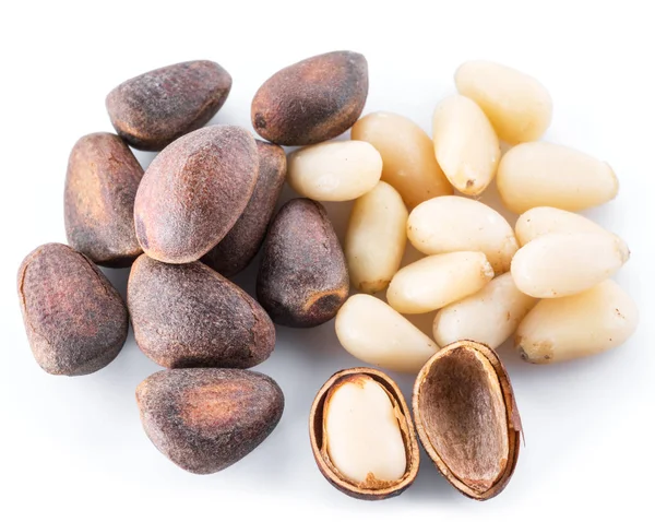 Çam fıstığı beyaz arka plan üzerinde. Organik gıda.