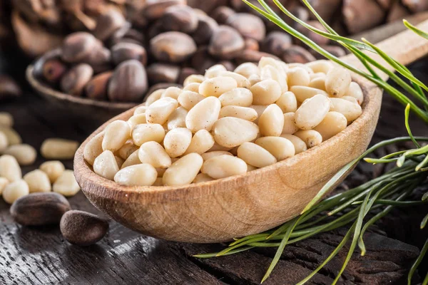 Pijnboompitten Lepel Pijnboomnoot Kegel Houten Tafel Biologisch Voedsel — Stockfoto